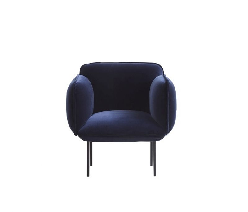 Blauer Nakki Sessel von Woud mit schwarzen Metallbeinen, Frontansicht. Moderner Polstersessel für Wohnzimmer.
